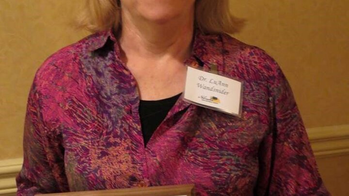 LuAnn Wandsnider with award